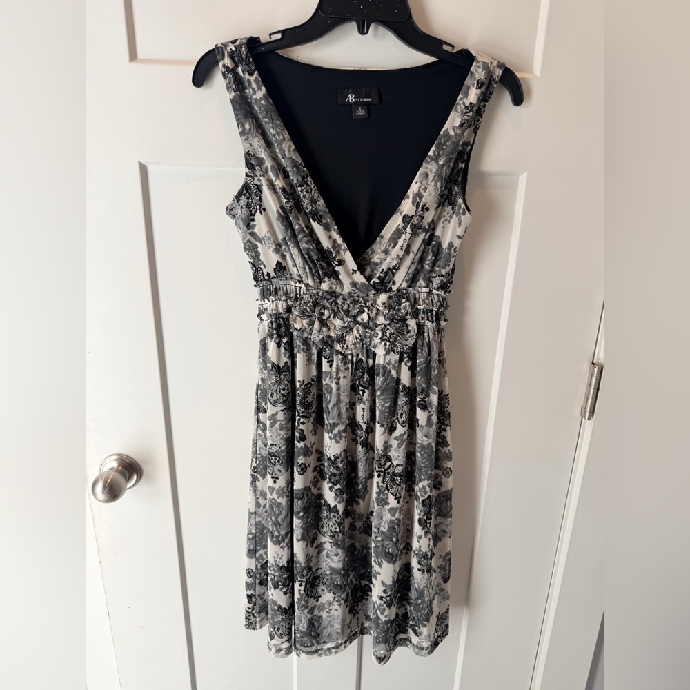 AB Studio Black White Floral Dress Sleeveless V Neck Empire Waist Size 2